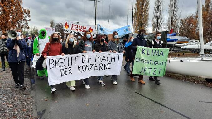 Klimaschützer demonstrieren in Zug gegen Grosskonzerne
