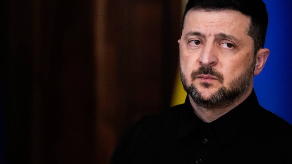 Der ukrainische Präsident Wolodymyr Selenskyj hört zu, als die EU-Außenbeauftragten Kallas  auf einer Pressekonferenz spricht. Foto: Julia Demaree Nikhinson/AP/dpa