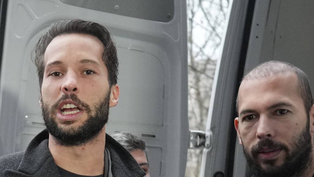 ARCHIV - Andrew Tate (r), Influencer, und sein Bruder Tristan erscheinen für eine weitere Verhandlung vor Gericht. Foto: Vadim Ghirda/AP/dpa