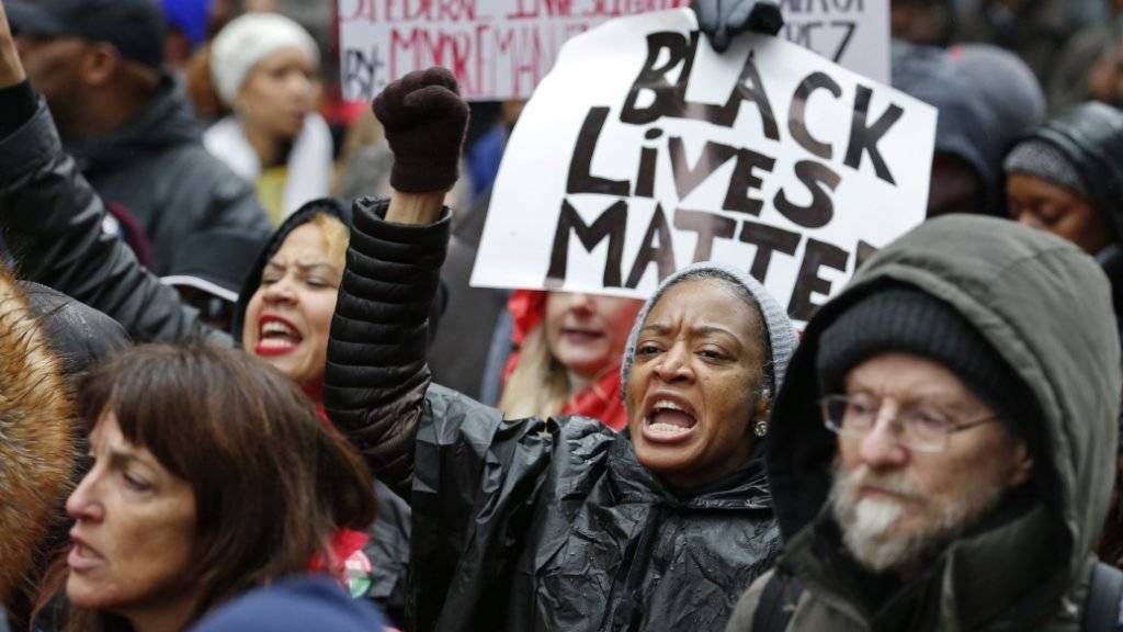 In Chicago protestieren erneut Tausende gegen Polizeigewalt gegen Schwarze.
