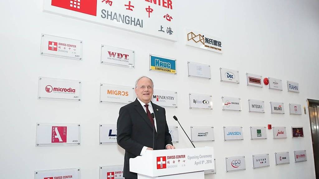 Die Schweizer Exporte nach China liegen auf einem hohen Level. Wirtschaftsminister Johann Schneider-Ammann besuchte im April 2016 im Rahmen seiner China-Reise auch das Swiss Center in Shanghai. (Archiv)