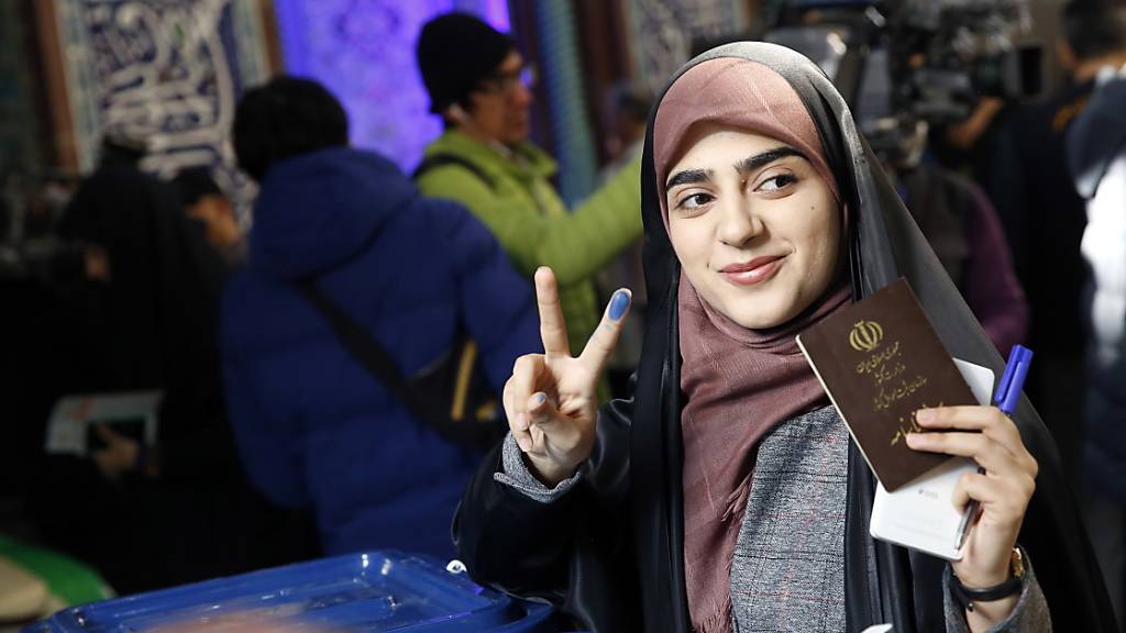 Fast 58 Millionen der 83 Millionen Iraner sind wahlberechtigt, aber viele Beobachter gehen von einer niedrigen Wahlbeteiligung aus.