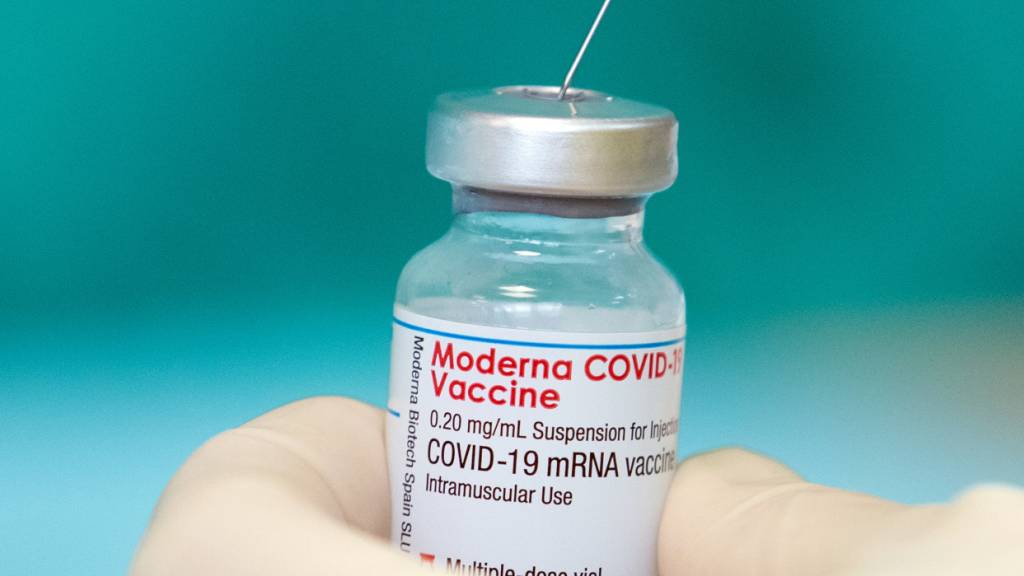 ARCHIV - Der Impfstoffhersteller Moderna hat mit der Arbeit an einer Anpassung des Corona-Impfstoffs an die Omikron-Variante begonnen. Foto: Friso Gentsch/dpa