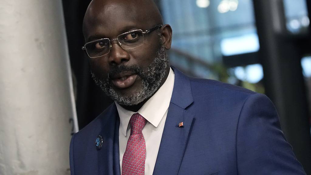 ARCHIV - Liberias Präsident und Ex-Weltfußballer George Weah hofft auf eine zweite Amtszeit. Foto: Christophe Ena/AP/dpa