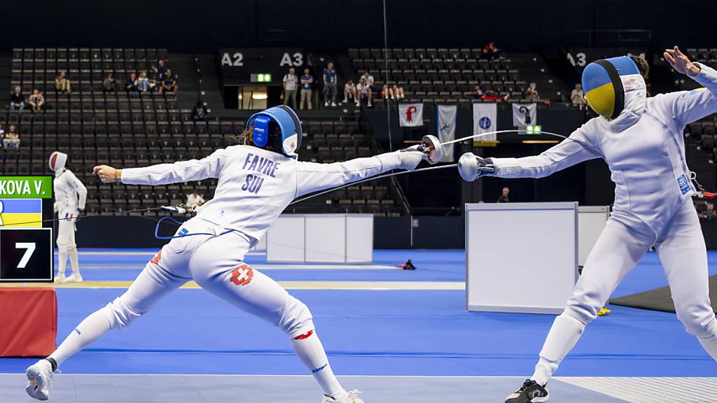 Angeline Favre (links) verpasst nach Einzel-Bronze mit dem Schweizer Degen-Team eine zweite Medaille an der Heim-EM in Basel