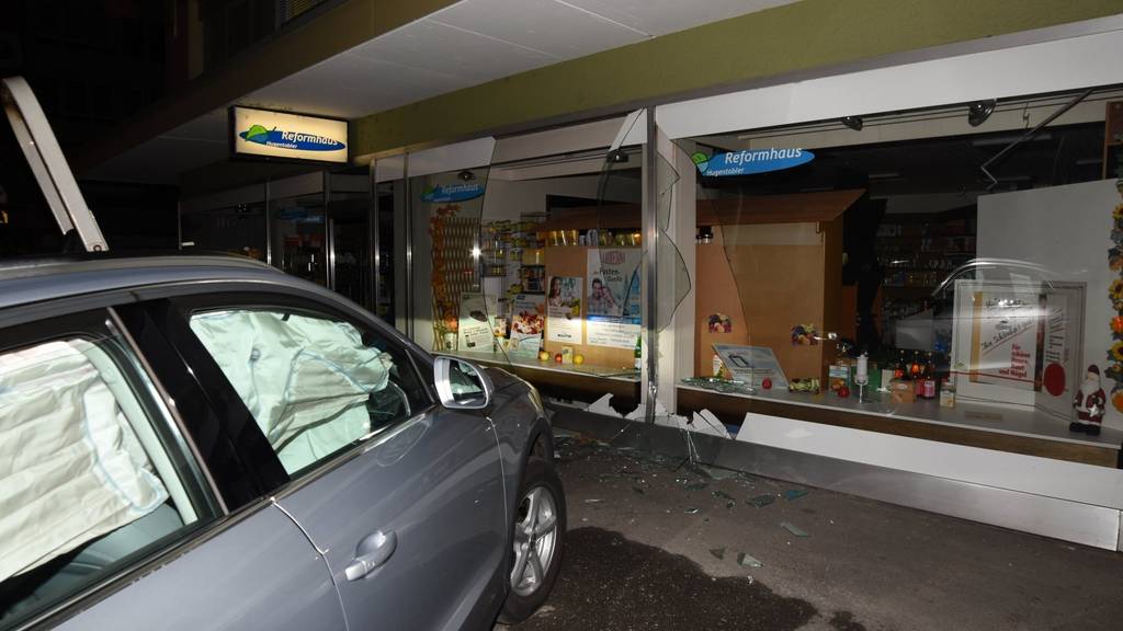 Eine Frau fuhr mit ihrem Auto in ein Schaufenster in Buchs.