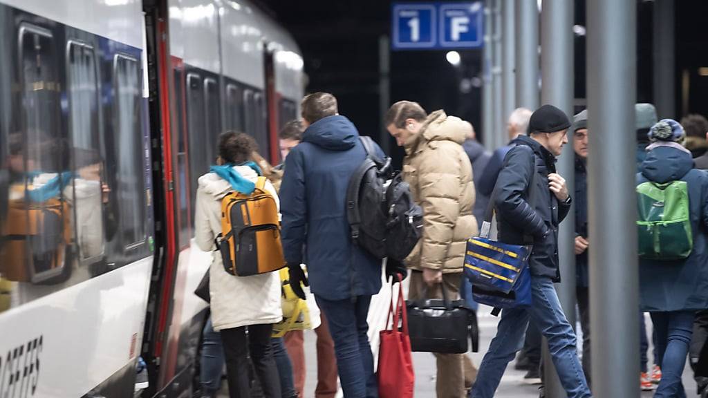 Passagiere steigen am Bahnhof Bellinzona in einen Zug. (Archivbild)