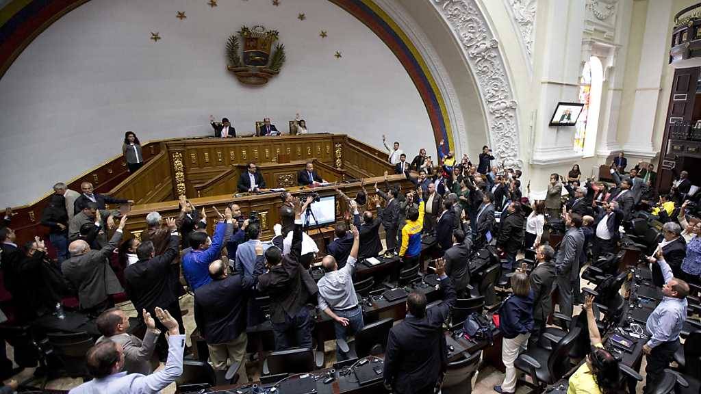 Das Parlament in Venezuela fordert die Absetzung der sieben Richter eines umstrittenen Entscheids.