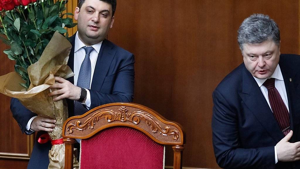 Der neugewählte ukrainische Ministerpräsident Wladimir Groisman (links) nach der Wahl im Parlament. Er war der einzige Bewerber und Wunschkandidat von Staatspräsident Petro Poroschenko (rechts).