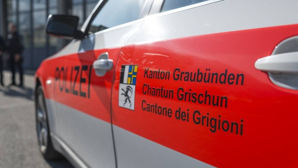 Die Kantonspolizei Graubünden klärte einen Raubüberfall auf einen 15-Jährigen vor rund einem Monat in Trimmis. Zwei Jugendliche und ein Erwachsener konnten als Täter ermittelt werden.