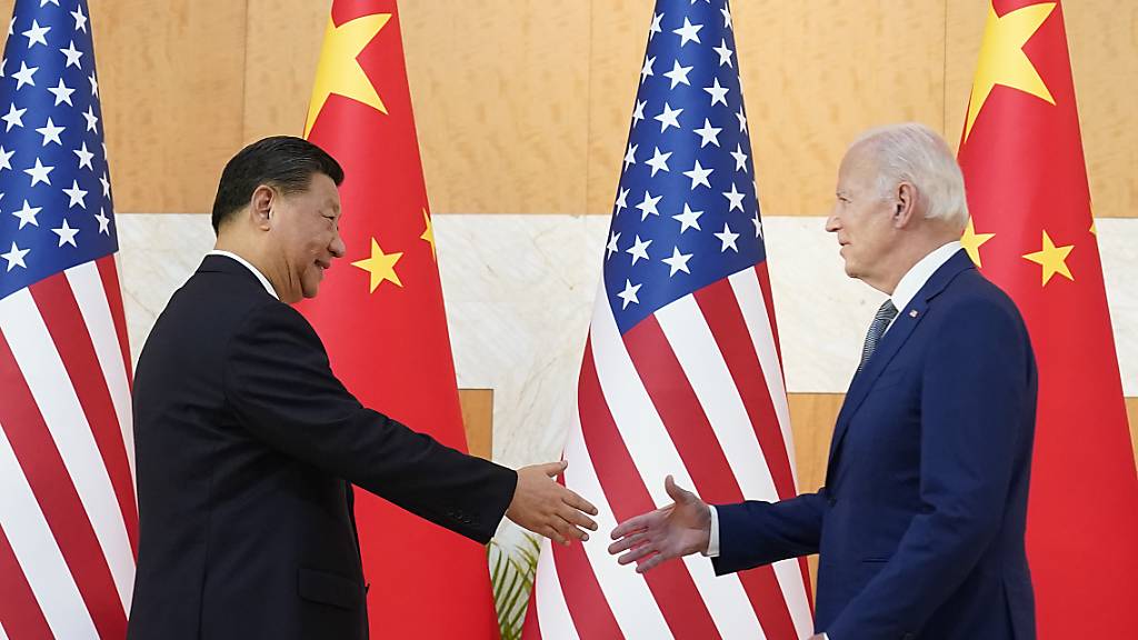 dpatopbilder - US-Präsident Joe Biden (r), schüttelt dem chinesischen Präsidenten Xi Jinping bei ihrem Treffen vor dem G20-Gipfel die Hand. Es ist das erste persönliche Treffen seit Bidens Amtsantritt vor knapp zwei Jahren. Foto: Alex Brandon/AP/dpa