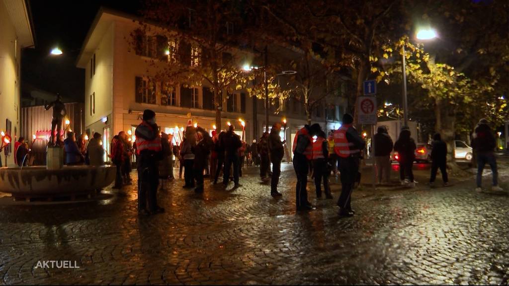 Illegale Demos in Aarau: Fackelumzug gegen Covid-Gesetz trifft auf Gegendemo