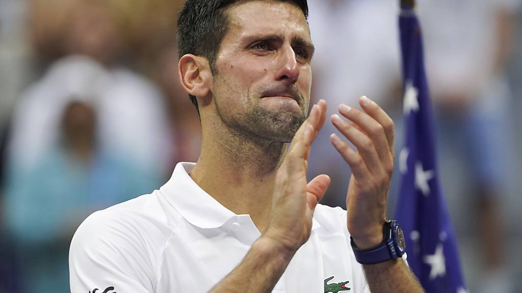 Finalverlierer Novak Djokovic mit feuchten Augen bei der Siegerehrung in New York