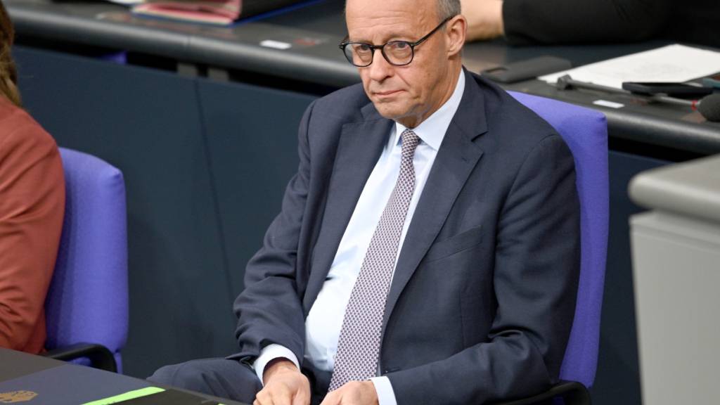 Bundeskanzler Friedrich Merz (CDU) sitzt nach seiner Rede im Bundestag. Foto: Niklas Graeber/dpa