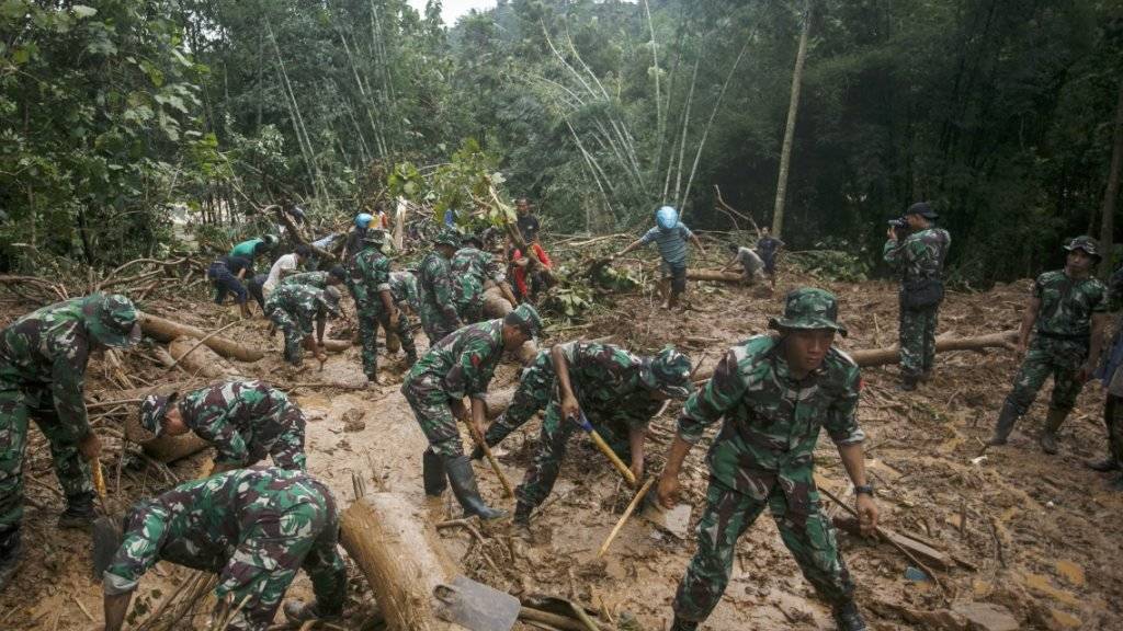 Soldaten suchen in der Region Purworejo an der Südküste von Java nach Opfern von Erdrutschen.