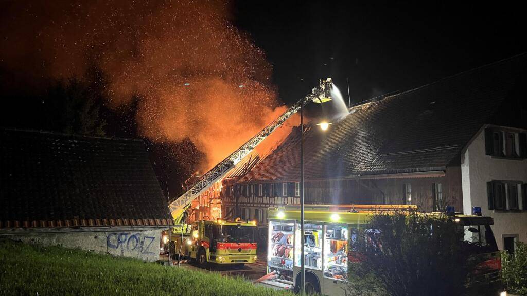 Ein Brand verursachte in der Nacht auf Mittwoch hohen Sachschaden in Boppelsen. Verletzt wurde niemand.