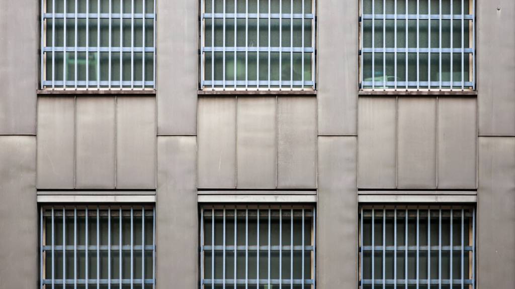 Vergitterte Fenster an der JVA Duisburg-Hamborn. Foto: Christoph Reichwein/dpa