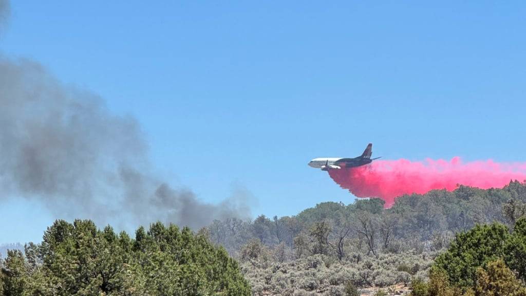 Trockenheit und unberechenbare Winde im Südwesten der USA erschwerten den Behörden zufolge die Arbeit der Feuerwehr.