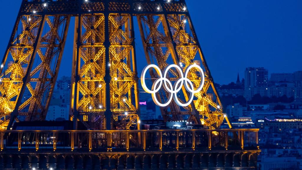 Wird am Freitagabend bei der Eröffnungsfeier eine prominente Rolle spielen: der Eiffelturm am Ufer der Seine