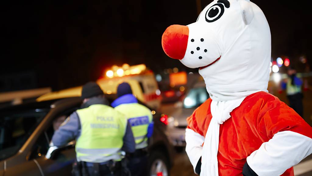 Dieses Jahr ist «Nez Rouge» nicht flächendeckend unterwegs: Das Maskottchen der Aktion wirbt in Genf für mehr Verkehrssicherheit. (Archivbild)