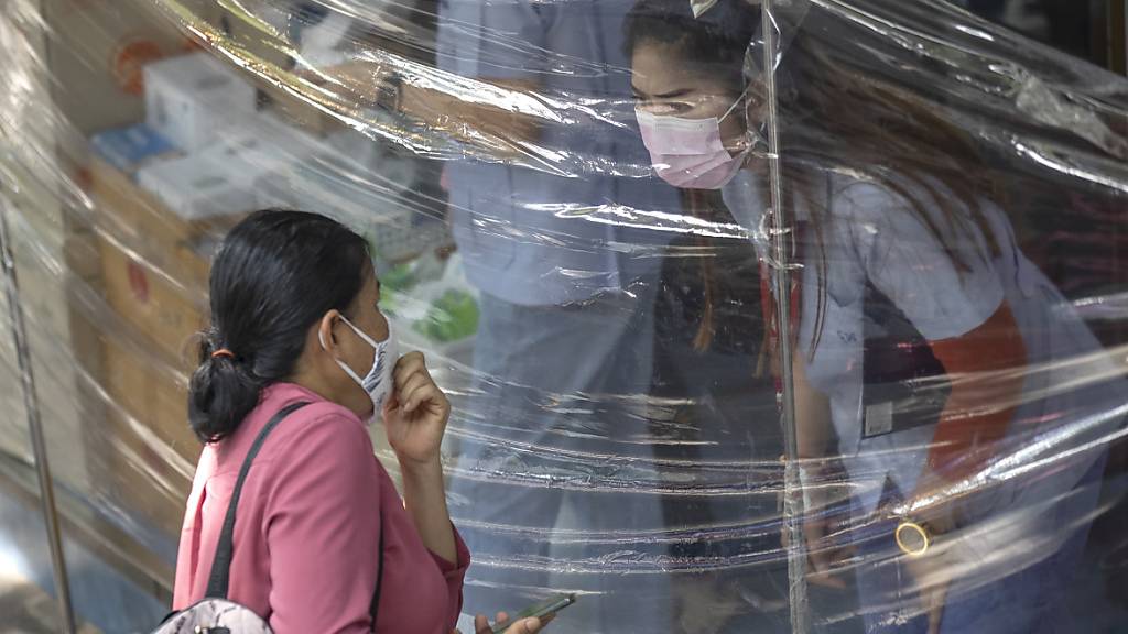ARCHIV - Neidisch blickte die Welt bis vor kurzem auf Teile Südostasiens, wo die Corona-Pandemie scheinbar nie richtig ausgebrochen war - das ist jetzt anders. (Bild aus Bangkok) Foto: Sakchai Lalit/AP/dpa