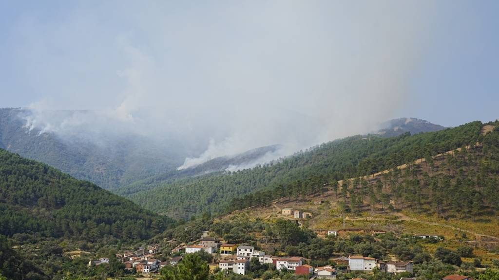 Blick auf den Rauch, der durch den Brand in Pinofranqueado in Cáceres, Extremadura (Spanien), verursacht wurde. Foto: Carlos Criado/EUROPA PRESS/dpa
