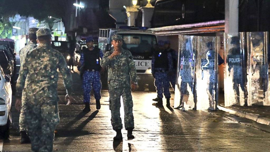 Auf den Malediven ist kein Ende der politischen Krise in Sicht: Die Regierung hält am Ausnahmezustand fest, Medienschaffende fürchten um ihre Sicherheit.
