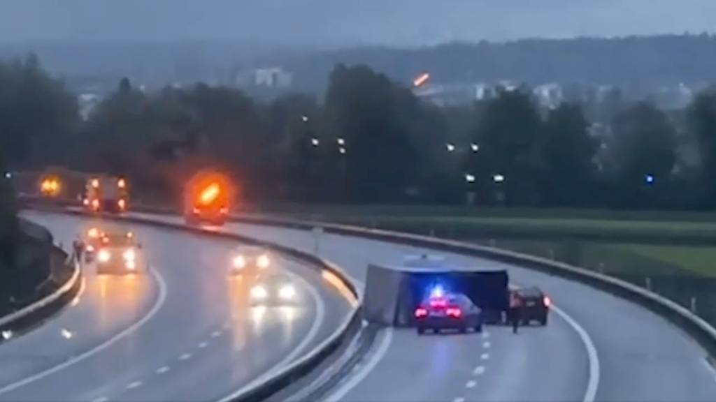 Auf der A6 ist ein LKW-Anhänger umgekippt.