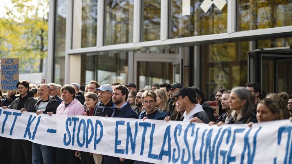 Mitarbeitende von Tamedia protestierten am Dienstag in Zürich gegen angekündigte Entlassungen.