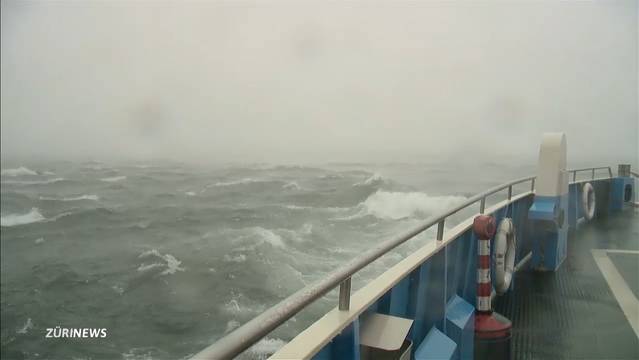 Stürmische Fährenfahrt auf dem Zürichsee