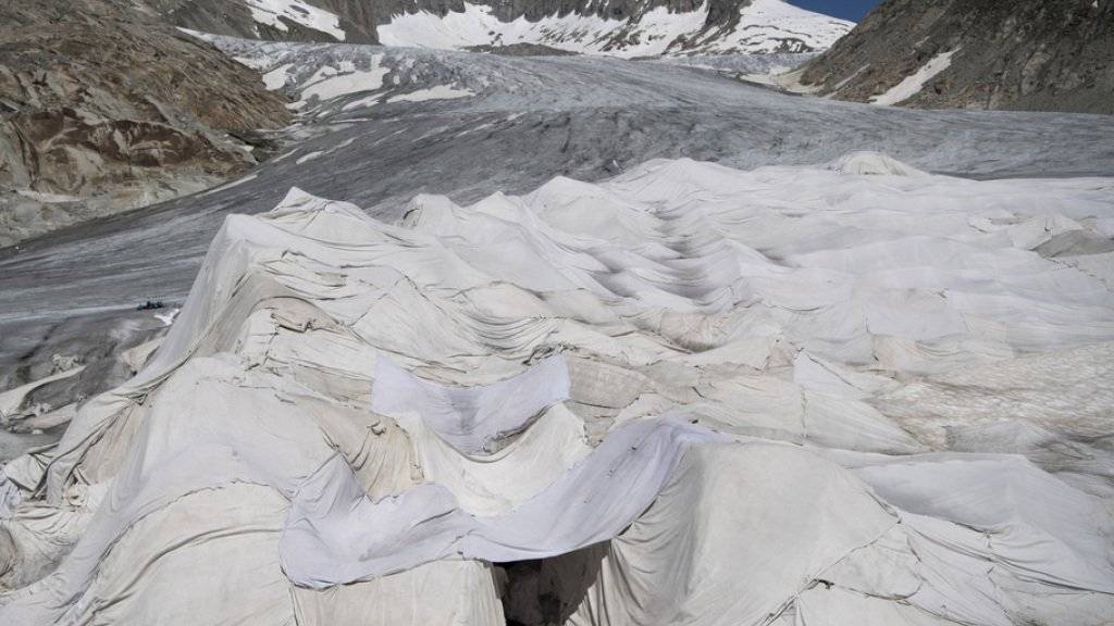 Der Rhonegletscher oberhalb von Gletsch wird mit Planen abgedeckt, um das Eis vor der Hitze zu schützen. Auch Menschen - vor allem ältere Frauen - spüren die Folgen des Klimawandels mit seinen Hitzewellen. (Symbolbild)