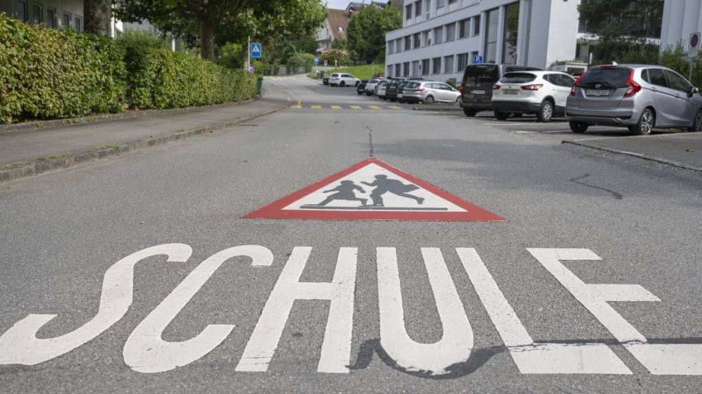 Über 20'000 Mal verteilten Zürcher Polizisten in der Nähe von Kindergärten und Schulhäusern eine Busse wegen zu hohem Tempo. (Symbolbild)