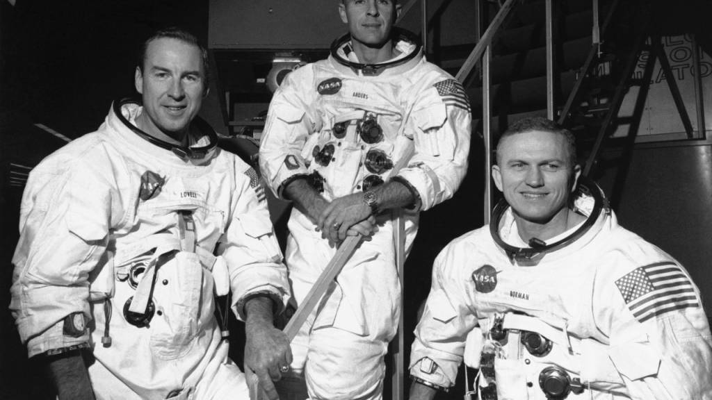ARCHIV - Die Astronauten der Apollo-8-Mission James Lovell (l-r), Pilot der Kommandokapsel, William Anders, Pilot der Mondlandefähre, und Frank Borman, Kommandant, stehen vor dem Missionssimulator, bevor sie im Kennedy Space Center für ihre geplante sechstägige Mondumkreisung trainieren. Foto: Uncredited/AP