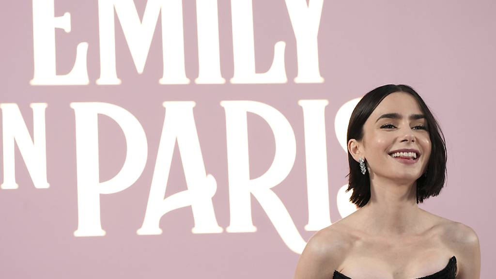 ARCHIV - Die britische Schauspielerin Lily Collins bei der Premiere der vierten Staffel «Emily in Paris» Foto: Jordan Strauss/Invision/dpa