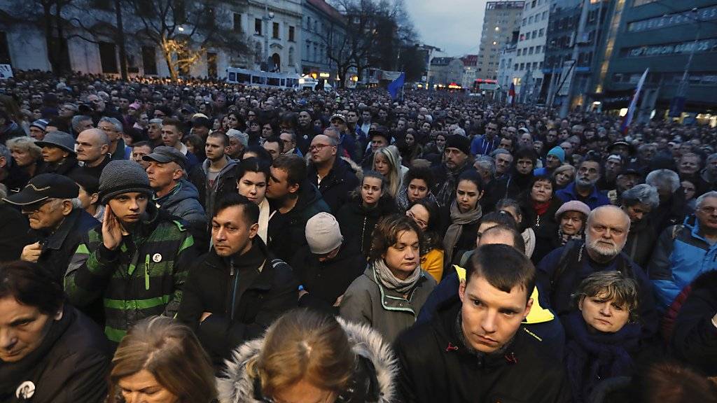 Zum Jahrestag der Ermordung des Enthüllungsjournalisten Jan Kuciak und seiner Verlobten Martina Kusnirova haben am Donnerstag Tausende Slowaken für eine «anständige Slowakei» demonstriert.  (AP Photo/Petr David Josek)