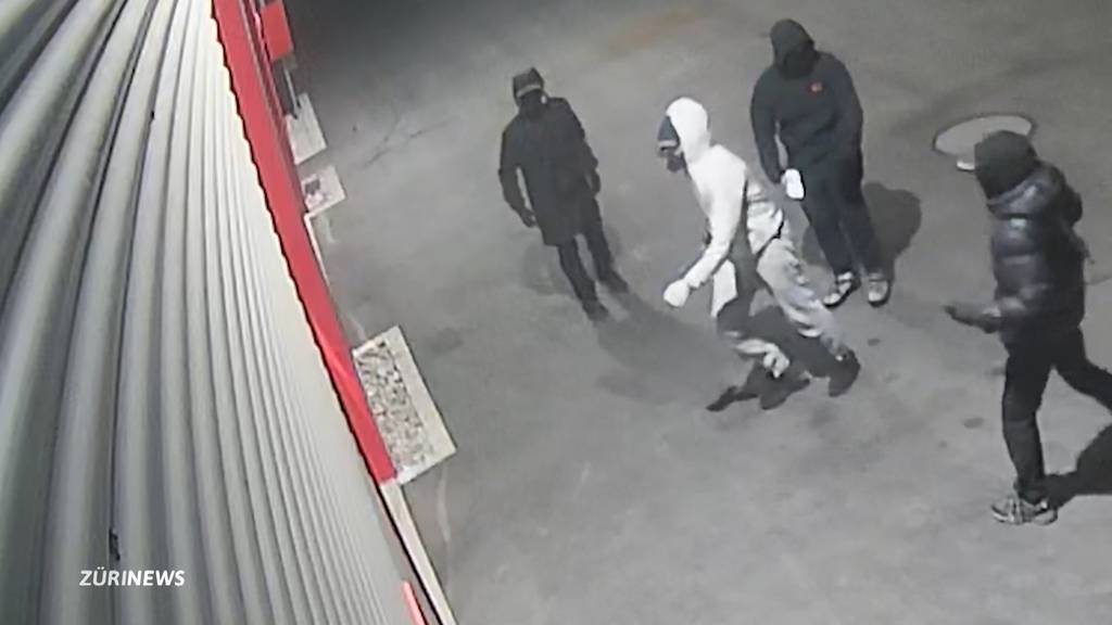 Hoher Sachschaden: Mehrere vermummte Personen stehlen in Uerkheim Luxusauto