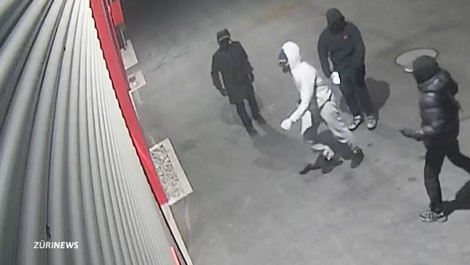 Hoher Sachschaden: Mehrere vermummte Personen stehlen in Uerkheim Luxusauto