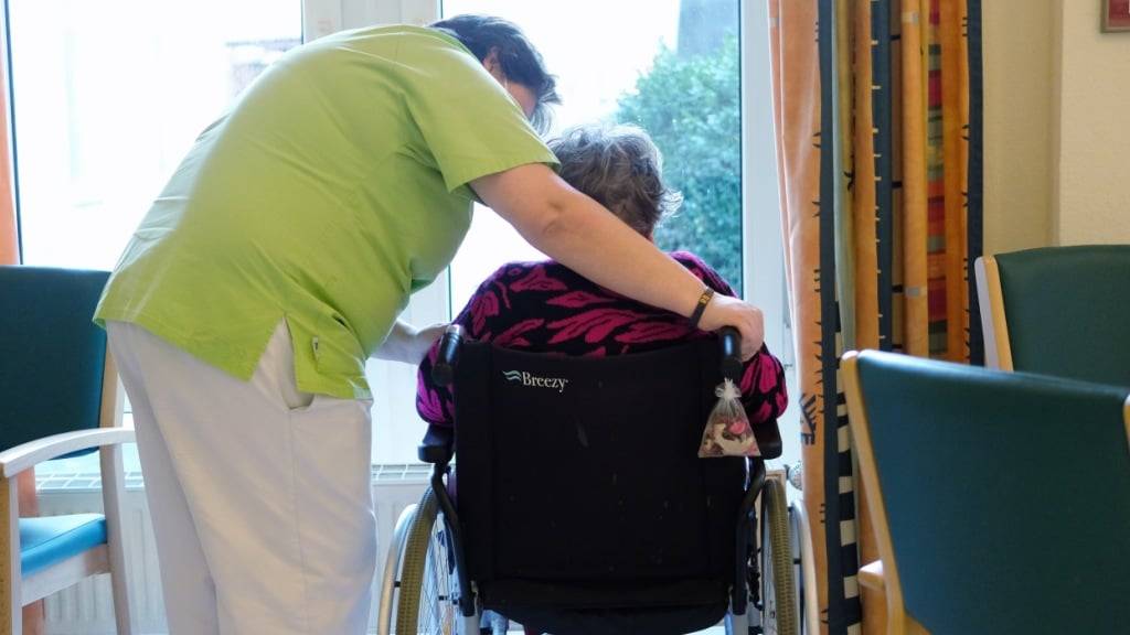 Die gesamtschweizerischen Gesundheitsausgaben von knapp 94 Milliarden Franken im Jahr 2023 steigen auf 109,6 Milliarden im Jahr 2027. Das zeigen Prognosen der Konjunkturforschungsstelle der ETH Zürich. Hauptkostentreiber ist die Langzeitpflege. (Archivbild)