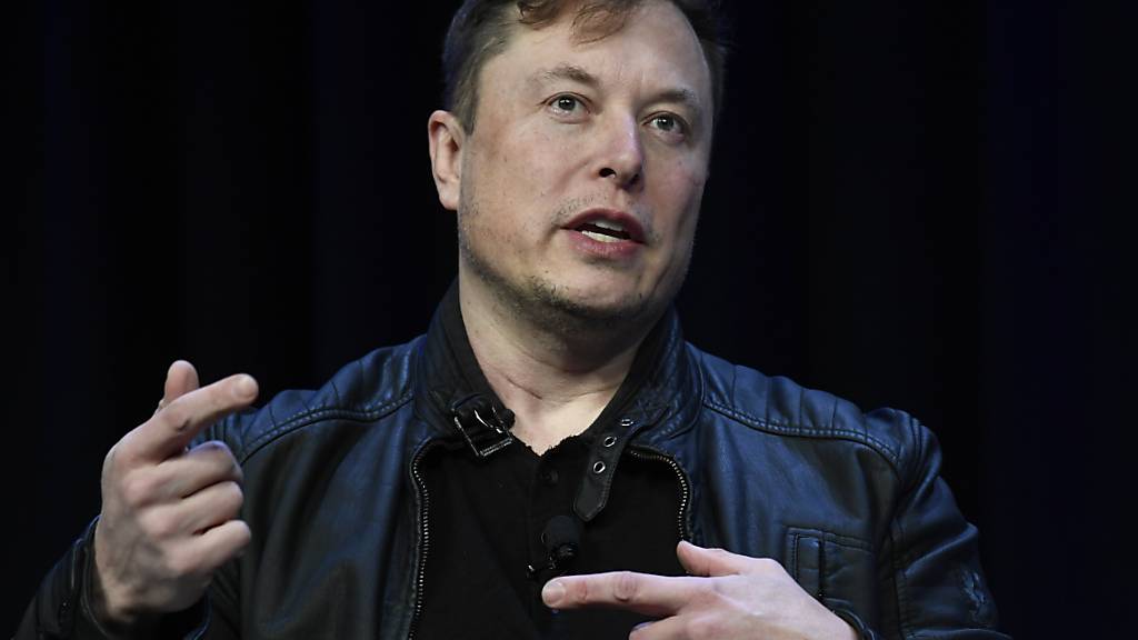 Tesla-Chef Elon Musk will mit seiner Firma Tesla künftig humanoide Roboter entwickeln. Diese sollen für Menschen anstrengende Arbeiten übernehmen können. (Archivbild)