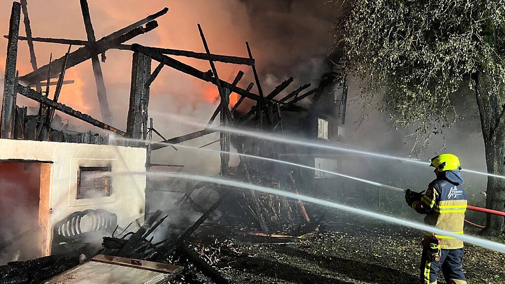 Im Weiler Wilen-Watt bei Niederglatt SG brannte am Donnerstagabend ein Bauernhaus samt Scheune ab. Die Brandursache war unklar, ein Blitzeinschlag wurde laut Polizei nicht ausgeschlossen.