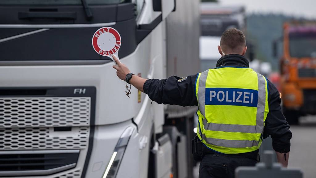 dpatopbilder - Polizisten halten kontrollieren Fahrzeuge auf der A64 bei Trier zu Beginn der Grenzkontrollen an allen deutschen Landesgrenzen. Foto: Harald Tittel/dpa