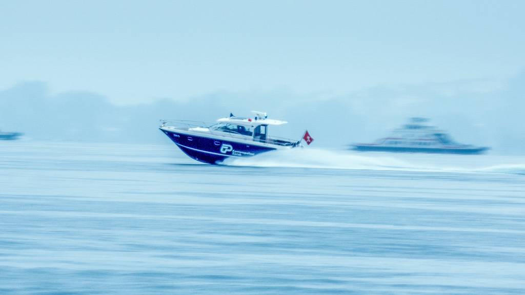 Boot läuft mit Wasser voll: Polizei rettet Ruderinnen in Seenot