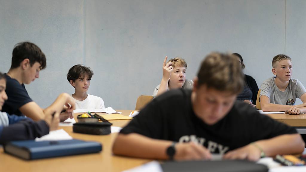 Leistungsstarke Schülerinnen und Schüler, die eine Berufslehre anstreben, sollen im Kanton Zug bereits in der 3. Sek mit der Berufsmaturität (BM) beginnen können. (Symbolbild)