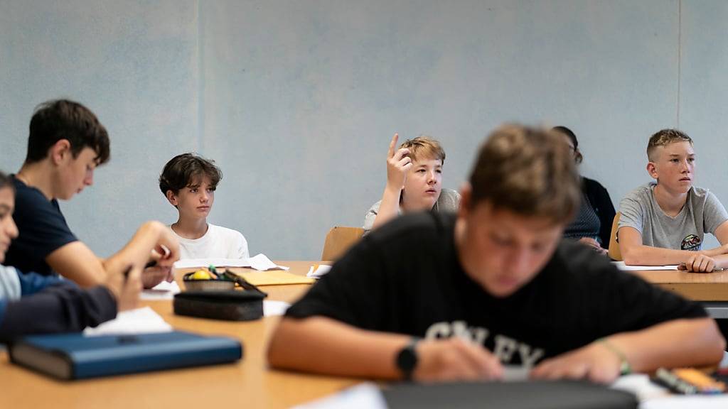 Leistungsstarke Schülerinnen und Schüler, die eine Berufslehre anstreben, sollen im Kanton Zug bereits in der 3. Sek mit der Berufsmaturität (BM) beginnen können. (Symbolbild)