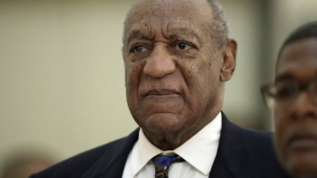 Der 81-jährige US-Entertainer Bill Cosby steht wegen drei Vorfällen von sexueller Nötigung aus dem Jahr 2004 vor Gericht. Für jeden dieser Fälle ist eine Höchststrafe von zehn Jahren möglich.