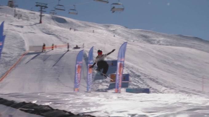 T-Shirtwetter auf der Skipiste: Im Hoch Ybrig geniessen die Skifahrer die Frühlingstemperaturen