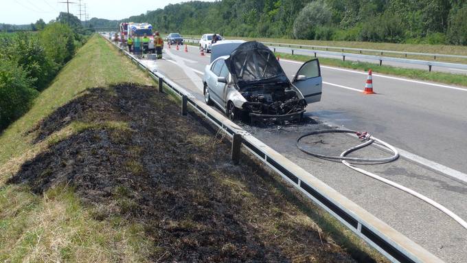 Auto brennt auf der Autobahn aus