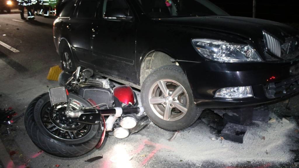 Der Töfffahrer wurde unter dem Auto eingeklemmt und einige Meter mitgeschleift.