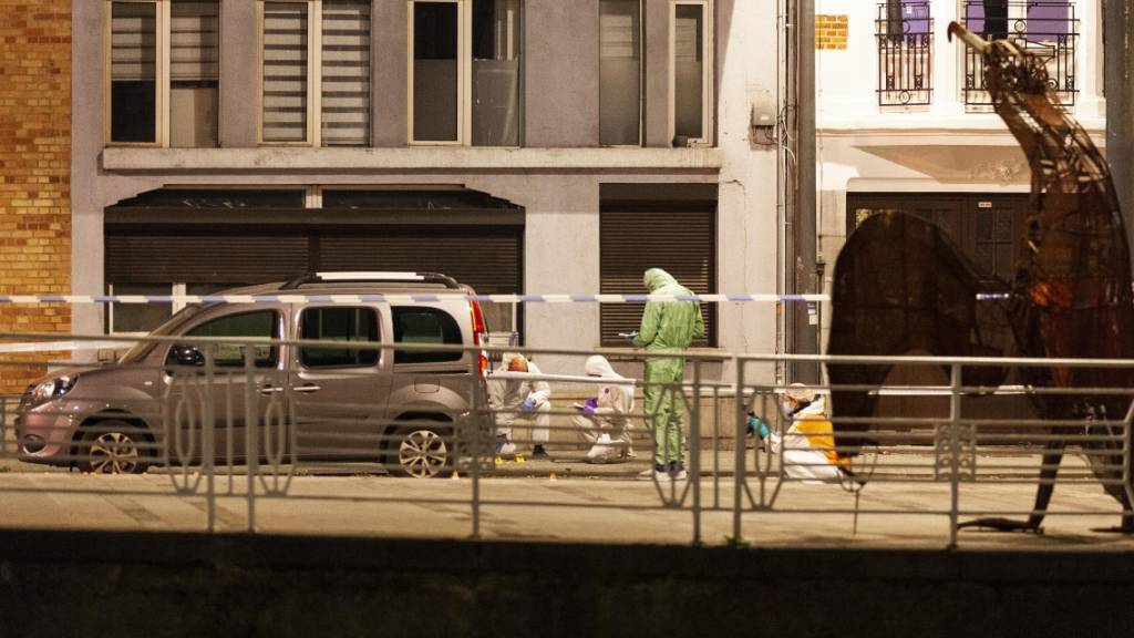 Ermittler arbeiten am Ort der Schießerei in Brüssel. Foto: Nicolas Landemard/AP/dpa
