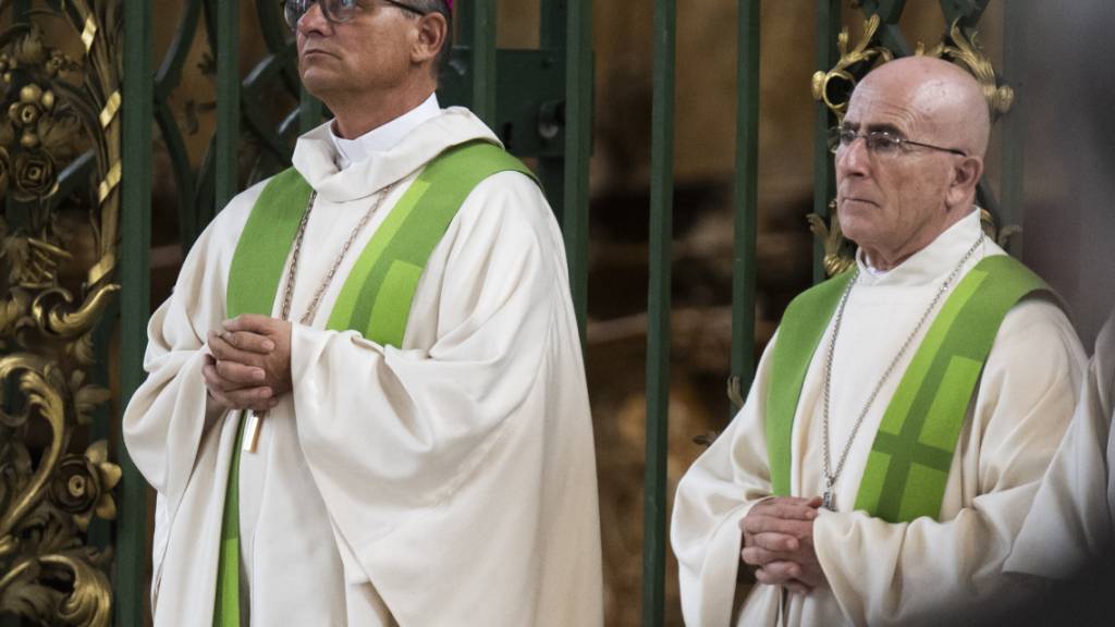 Der Präsident der Schweizer Bischofskonferenz (SBK) Felix Gmür (links) spricht sich gegen den Zölibat und für Priesterinnen aus - und gesteht Fehler bei der Missbrauchsaufklärung ein. «Die betroffenen Personen kamen zu wenig zum Zug. Das tut mir sehr leid.» (Archivbild)